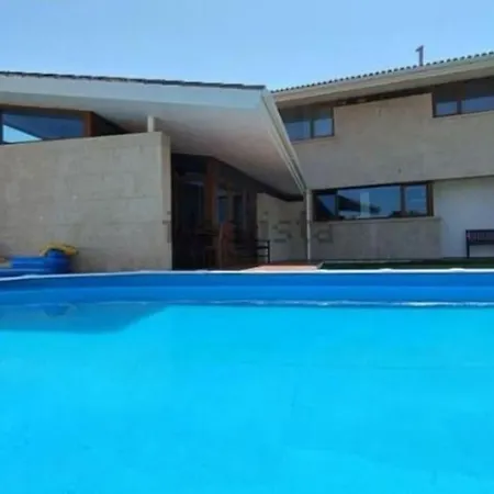 Chalet Con Piscina Cerca De Playas De Holiday home