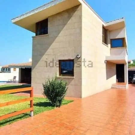 Chalet Con Piscina Cerca De Playas De *