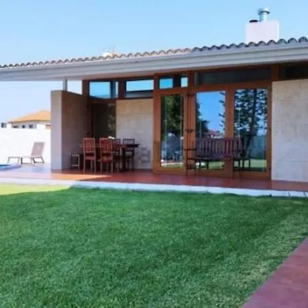 Chalet Con Piscina Cerca De Playas De Holiday home