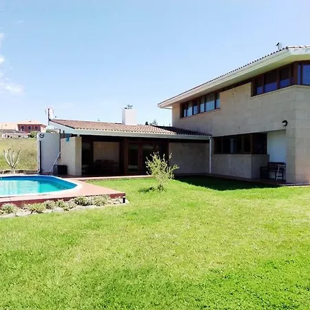Chalet Con Piscina Cerca De Playas De *